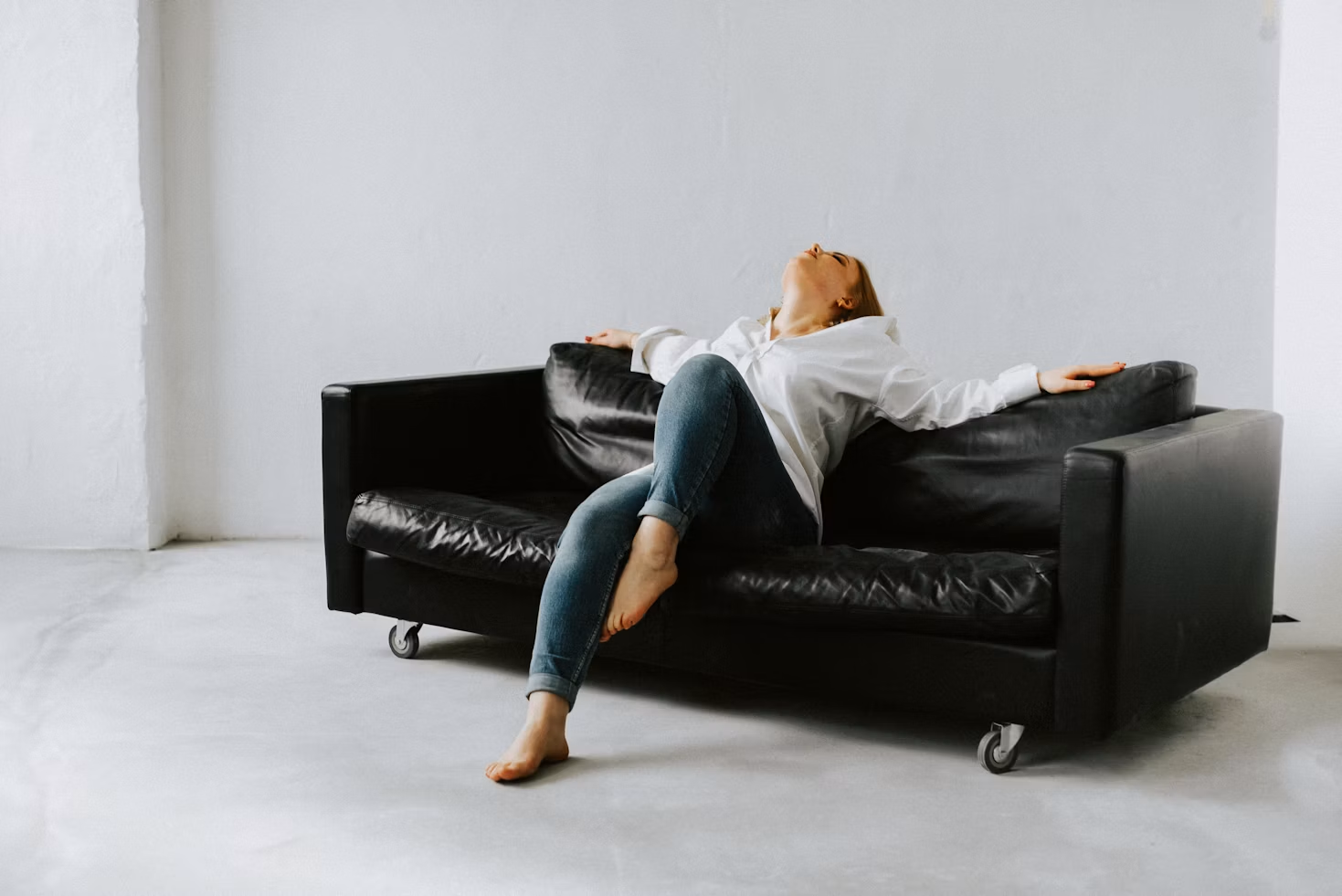 Mujer descansando en un sillón