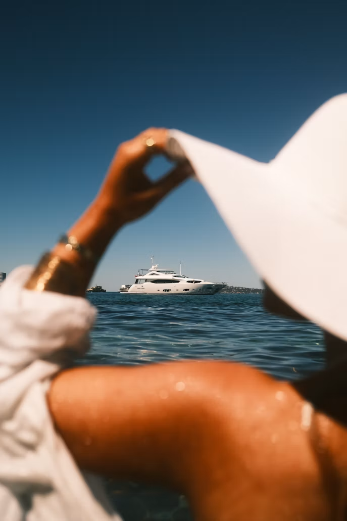 Mujer con sombrero frente al mar
