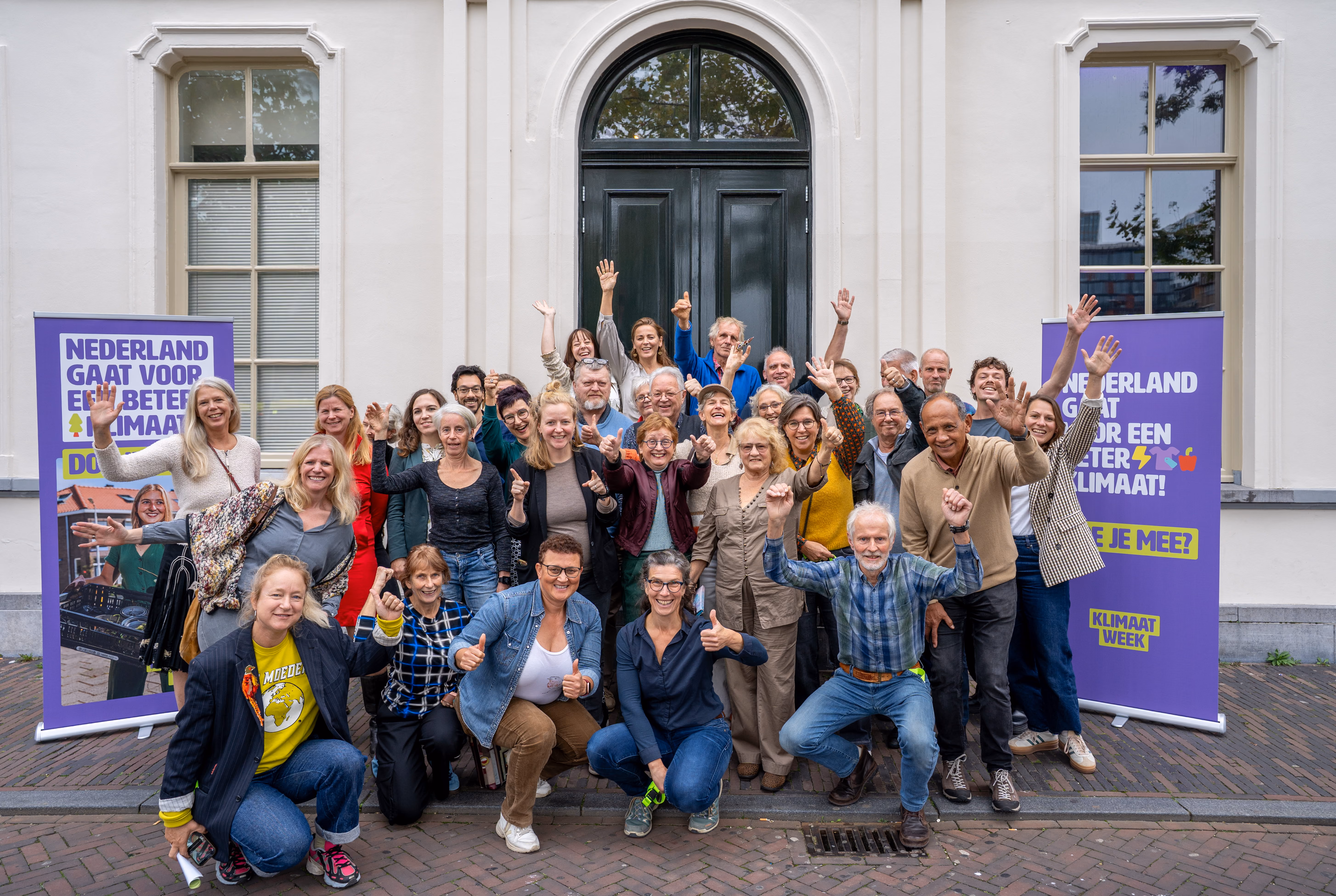 Een groep Klimaatburgemeesters poseert voor een groepsfoto tijdens de jaarlijkse Netwerkbijeenkomst.