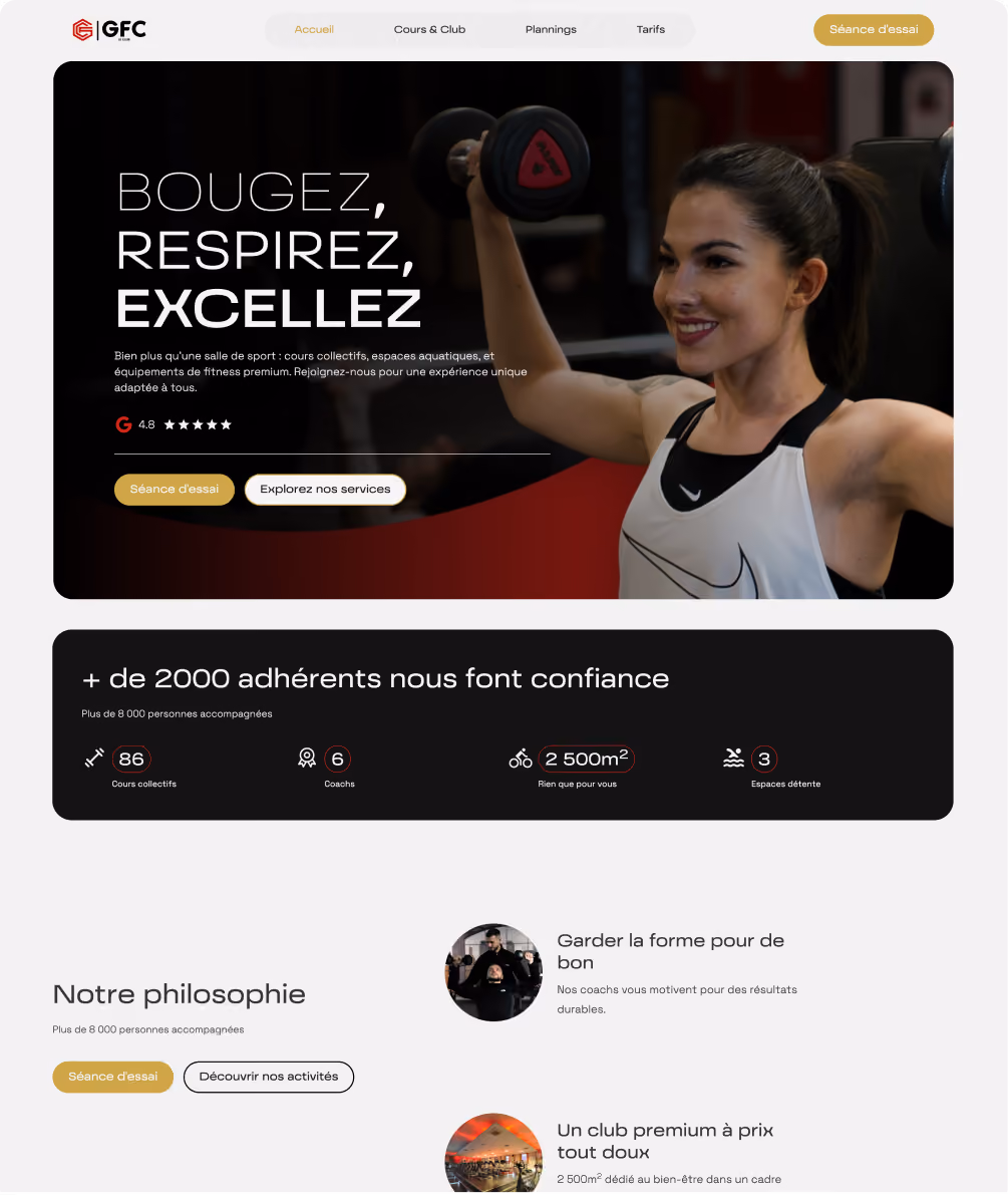 Femme souriante soulève des poids dans une salle de sport moderne avec texte promotionnel en français.