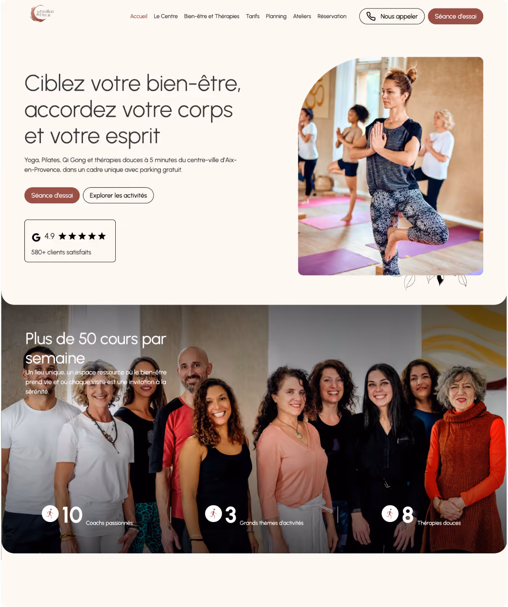 Femme faisant yoga en posture de l'arbre, groupe souriant en arrière-plan, texte promotion bien-être.