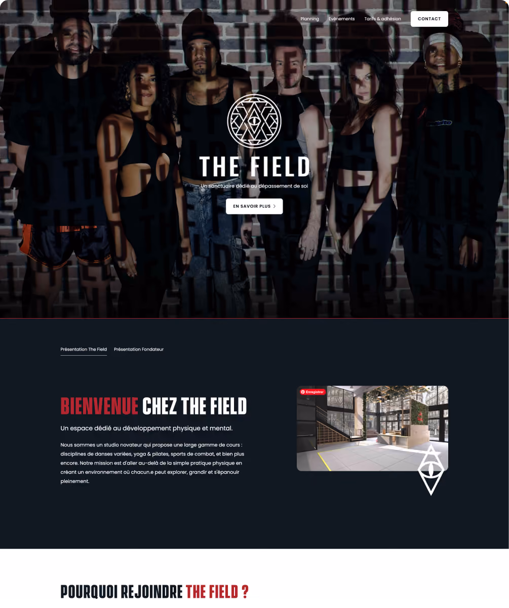 Six personnes debout devant un mur avec logo et texte 'THE FIELD', un studio pour développement physique et mental.