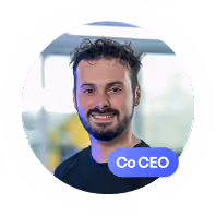 Portrait d'un homme souriant avec un badge indiquant Co CEO.