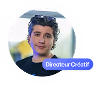 Portrait d'un homme avec des lunettes sur la tête et un badge Directeur Créatif.