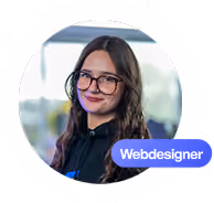 Portrait d'une femme aux cheveux longs et lunettes, avec une étiquette Webdesigner.
