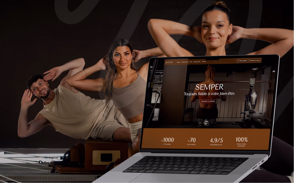 Trois personnes font de l’exercice de side plank et un ordinateur montre un site fitness Semper.