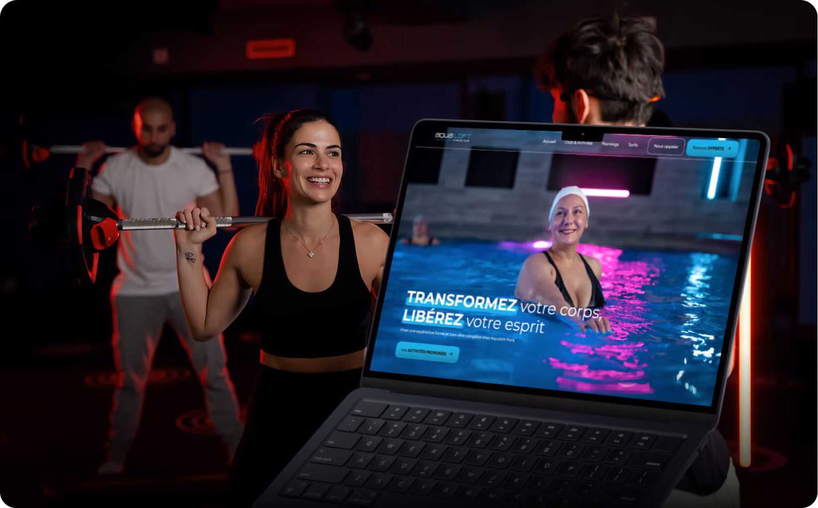 Trois personnes font des exercices de fitness en tenant leurs mains derrière la tête, devant un ordinateur.