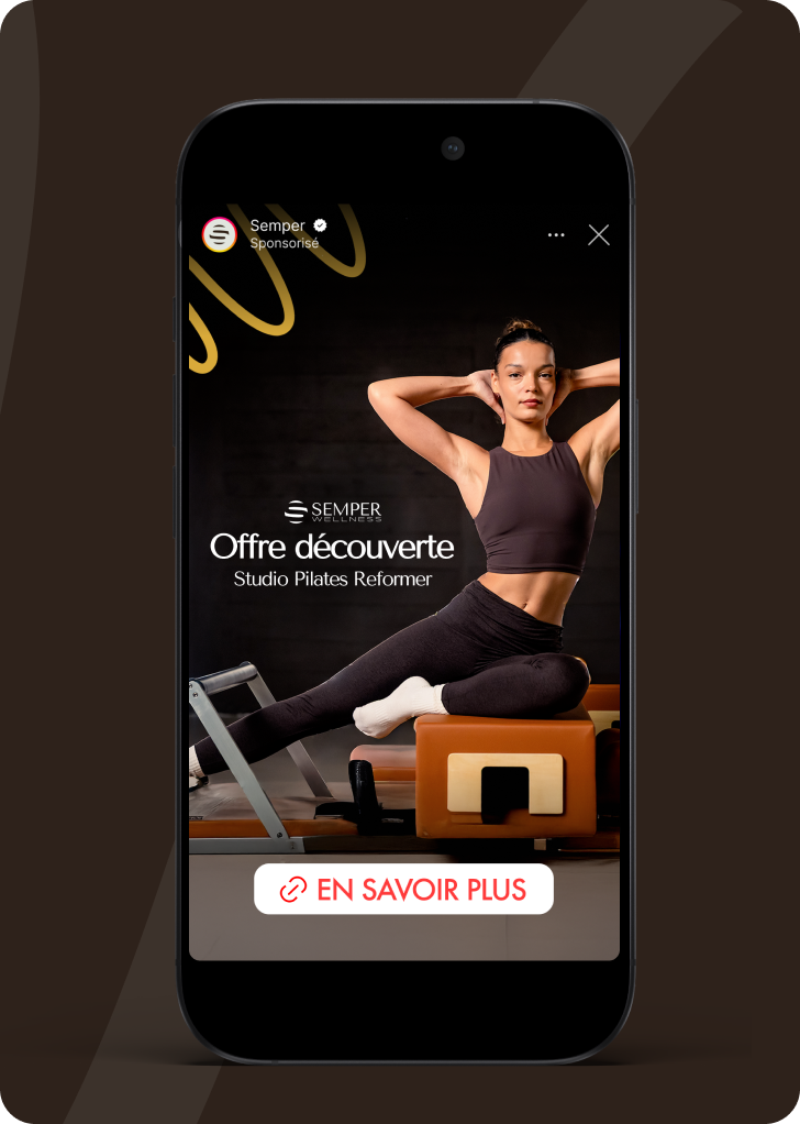 Femme vue sur un écran de téléphone avec le texte Semper toujours fidèle à votre bien-être.
