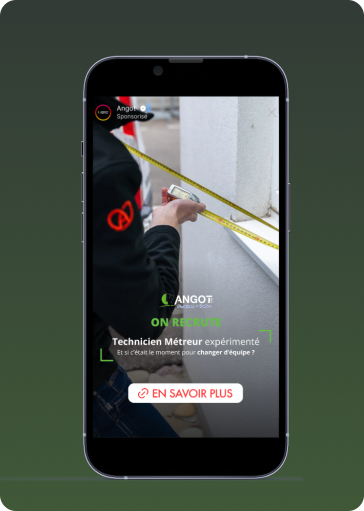 Main tenant un smartphone affichant un site de Fermetures de la Brie avec texte sur les transformations et expertise.