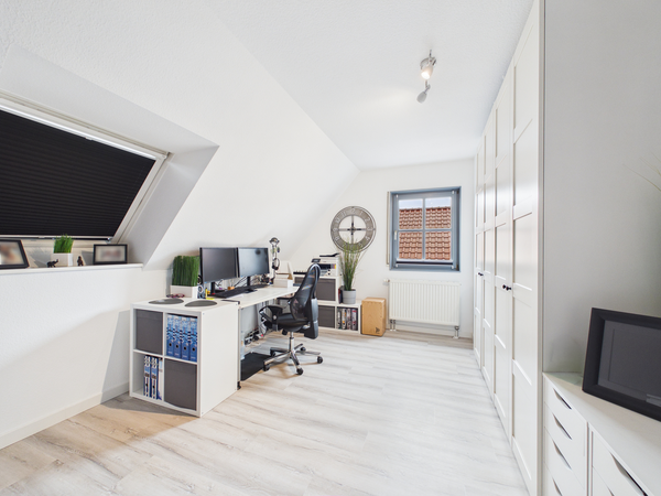 Modernisiertes Einfamilienhaus mit Garten und Doppelgarage in Oesselse 8
