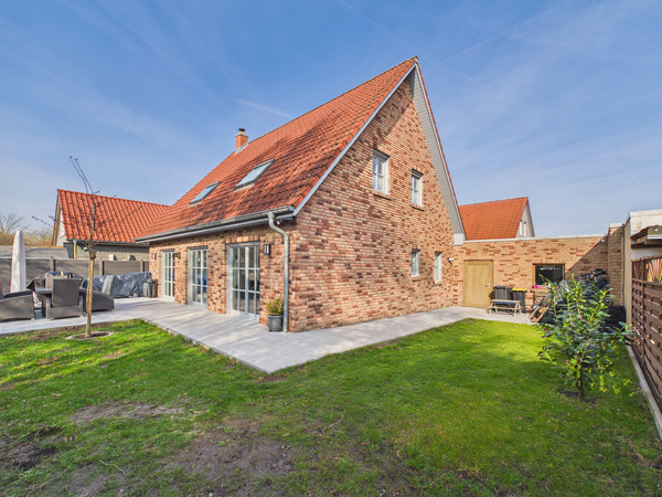 Modernisiertes Einfamilienhaus mit Garten und Doppelgarage in Oesselse