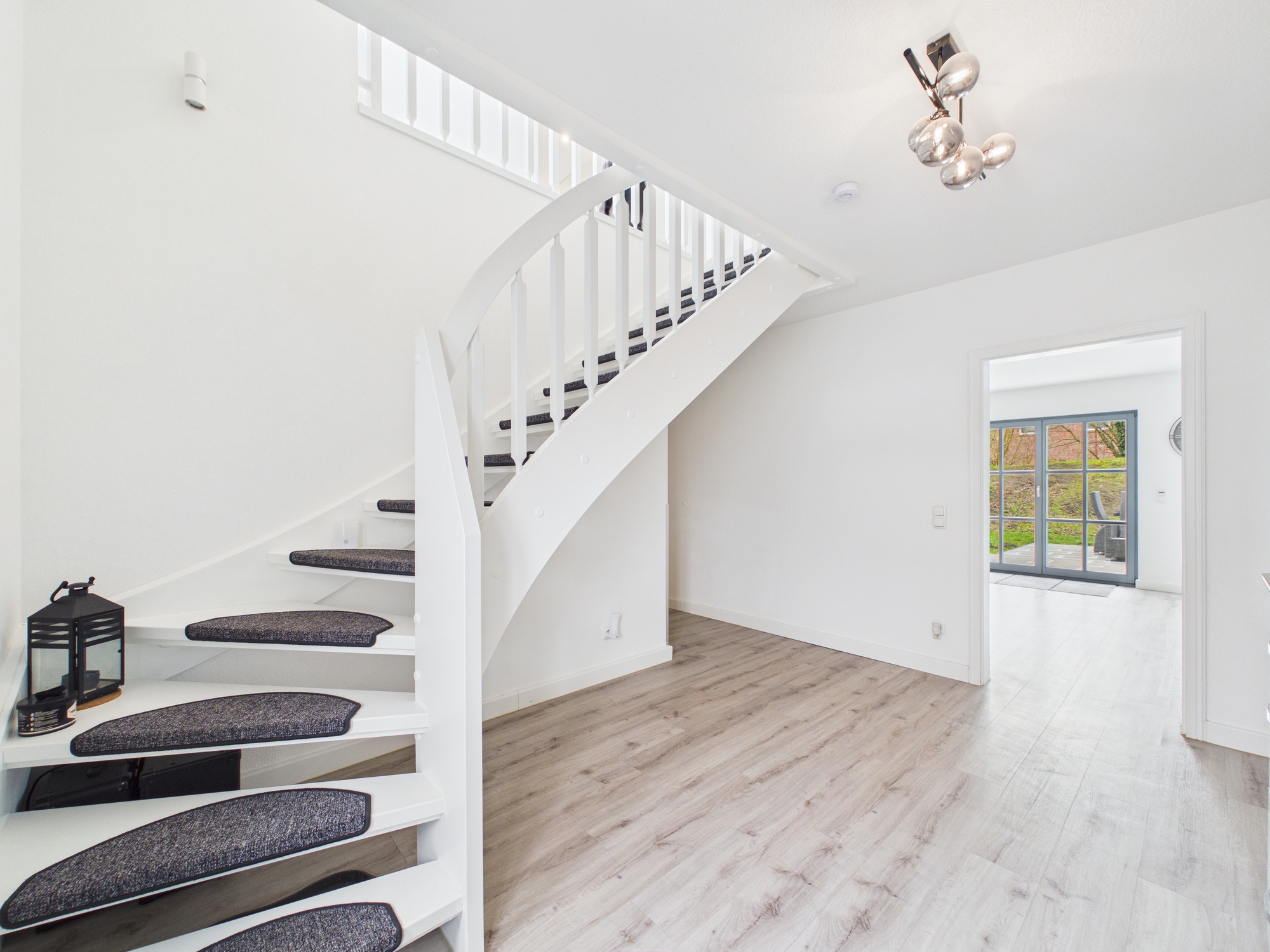 Modernisiertes Einfamilienhaus mit Garten und Doppelgarage in Oesselse 2