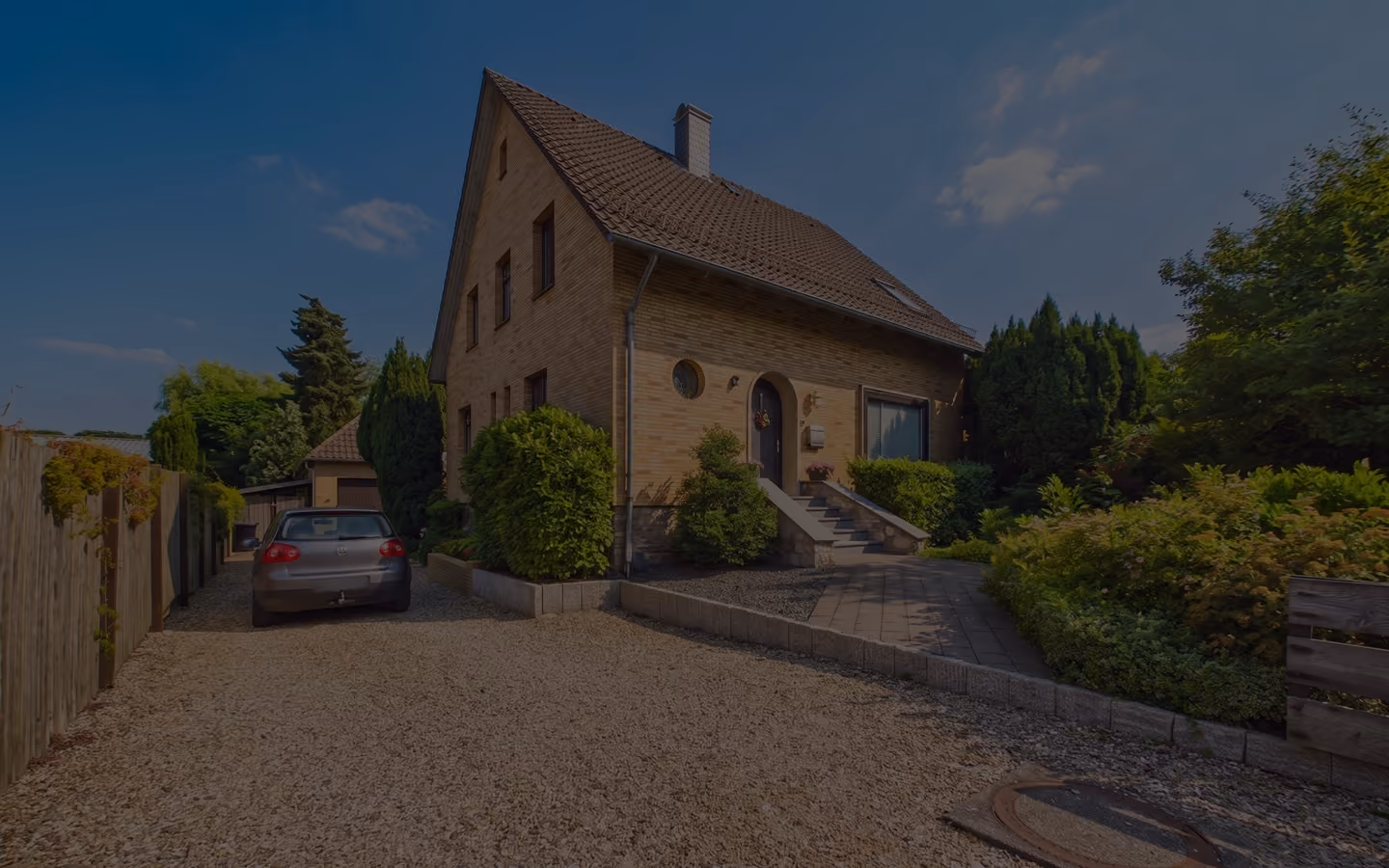 Einfamilienhaus mit gepflegtem Vorgarten und Einfahrt in Sehnde