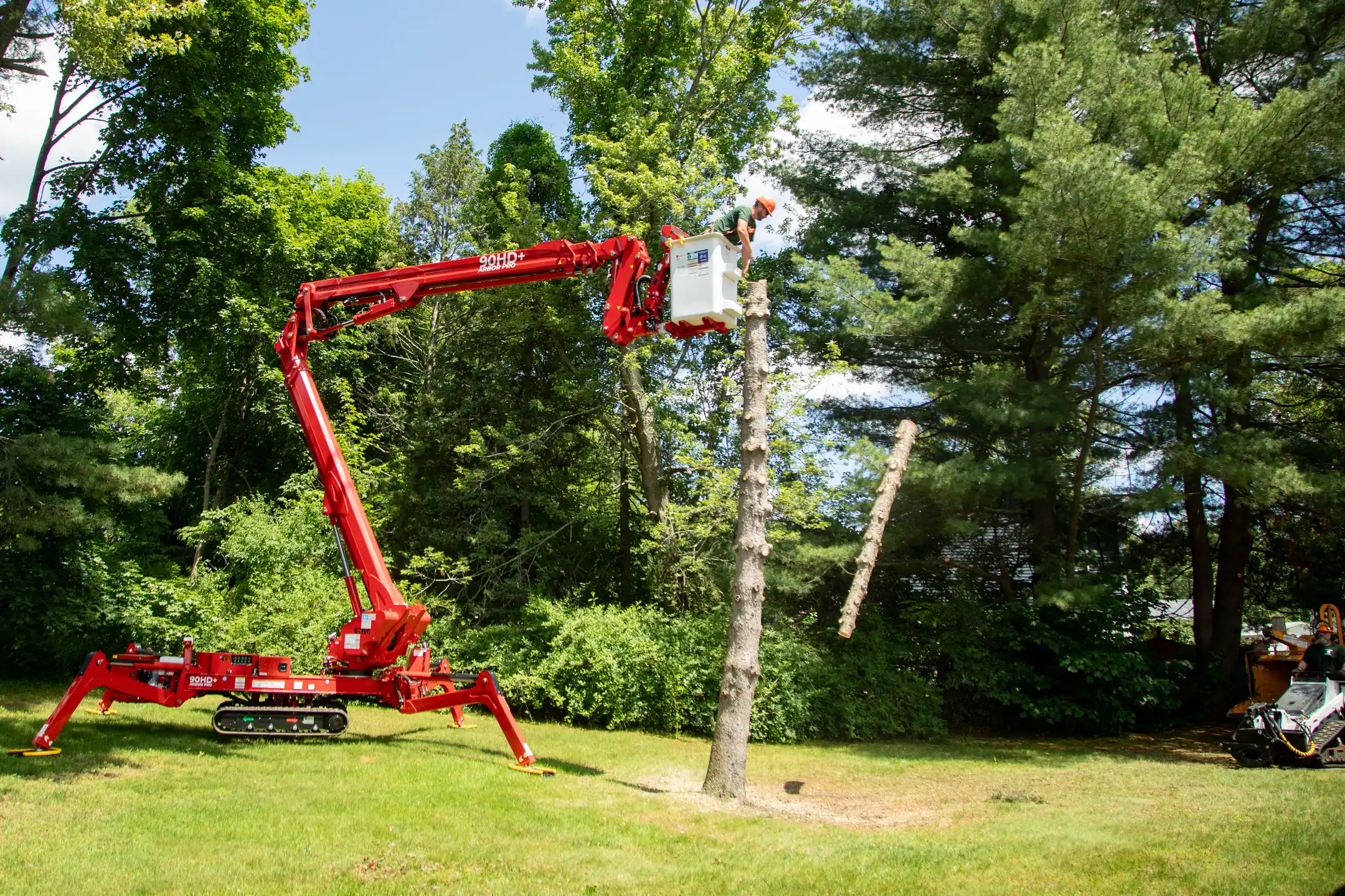 Large work zone free of lift obstruction