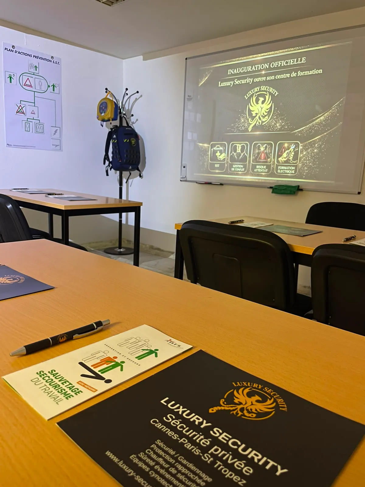 Salle de formation équipée avec supports pédagogiques, défibrillateur et écran de projection