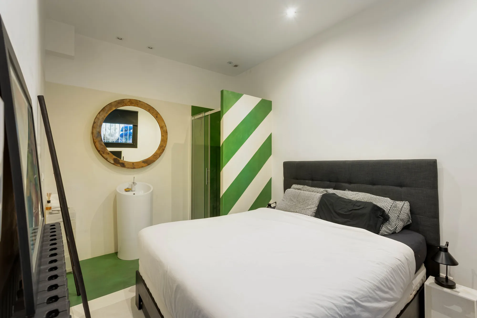 Chambre au design graphique préparée pour l'arrivée des voyageurs