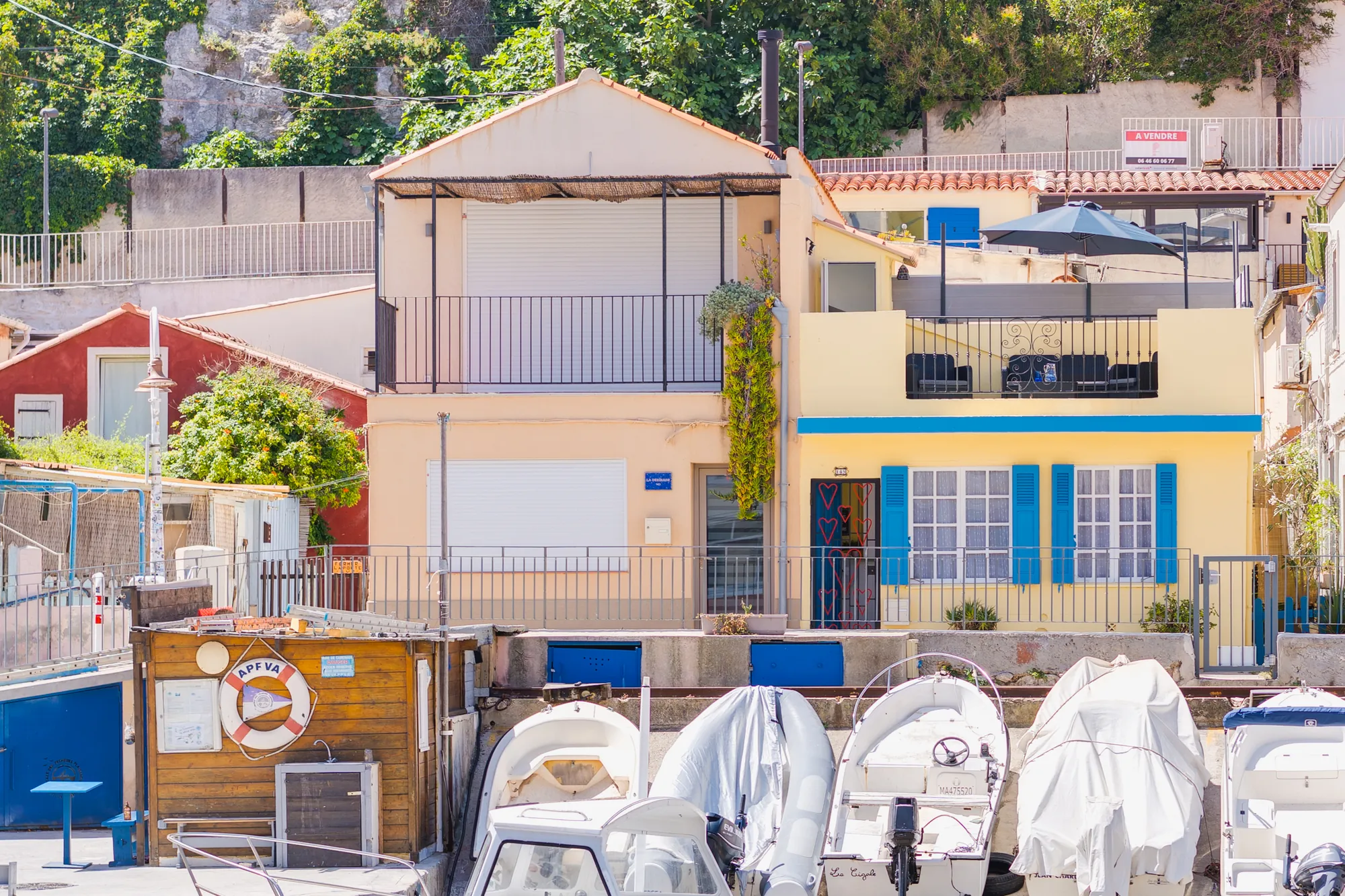 Rooftop et façades colorées du Vallon des Auffes