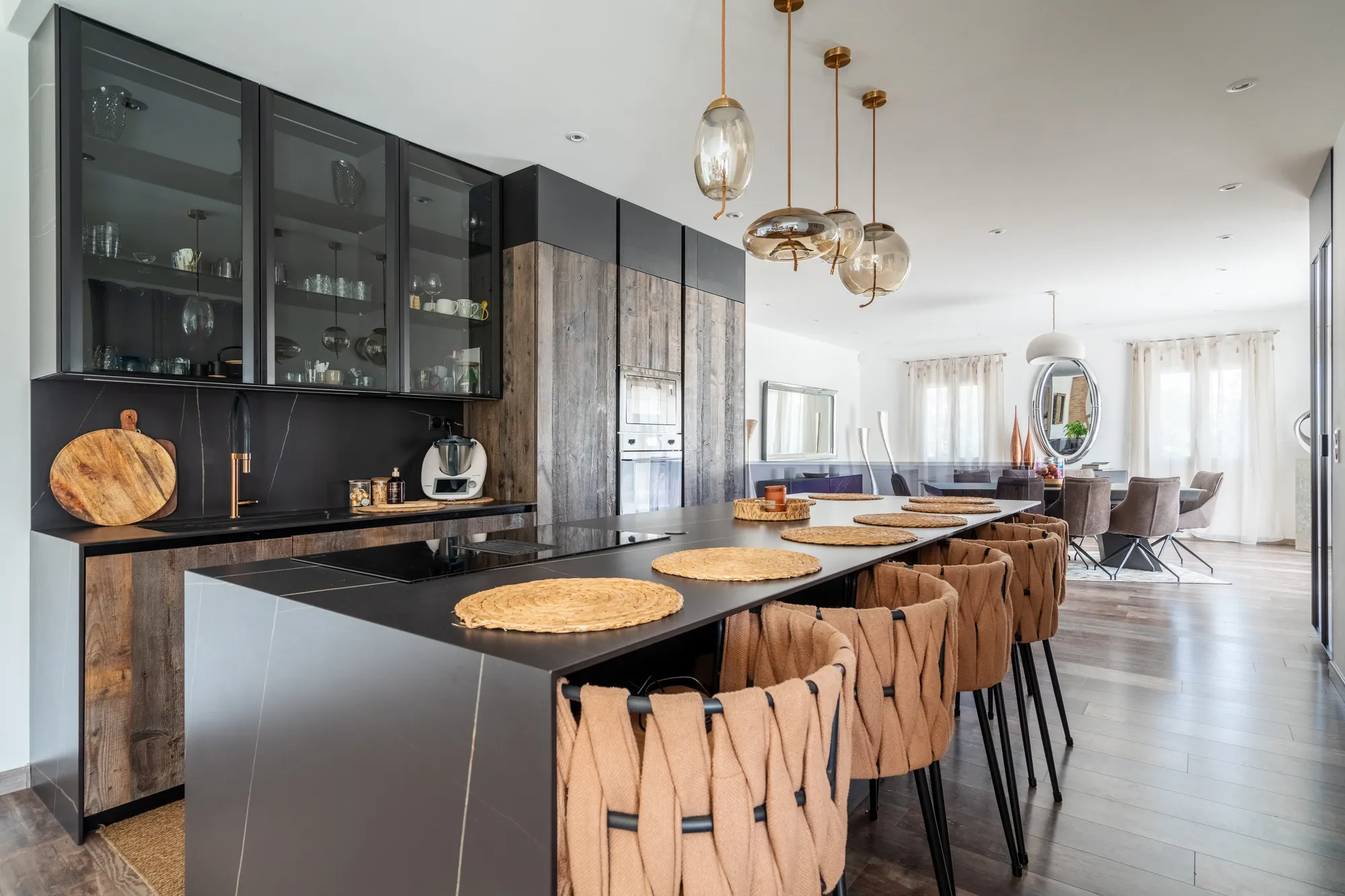 Cuisine ouverte avec grand îlot central
