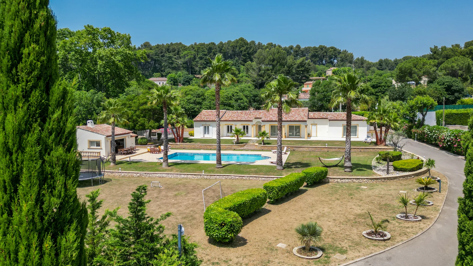 Terrain privatif de 4 100 m² et allée de la villa