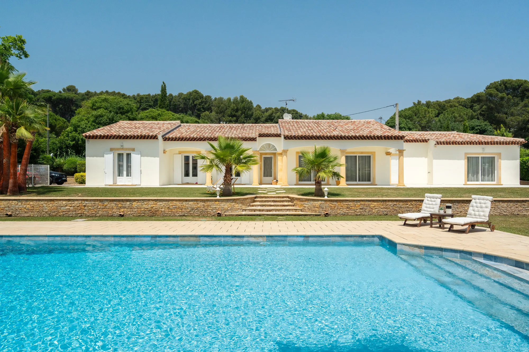 Grande piscine face à la villa à Aubagne
