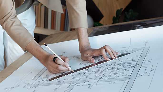 المهندس المعماري في اجتماع مع العميل والتشخيص المالي وملف التمويل لشركات الهندسة المعمارية