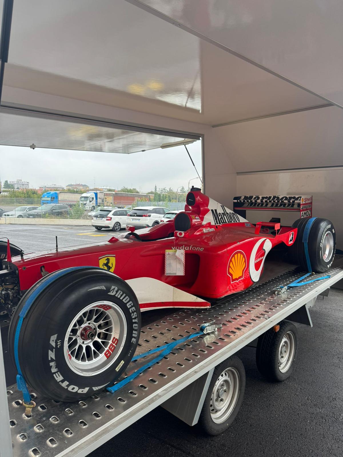 Ferrari de Formule 1 sanglée à l'intérieur d'un camion fermé Carshipment