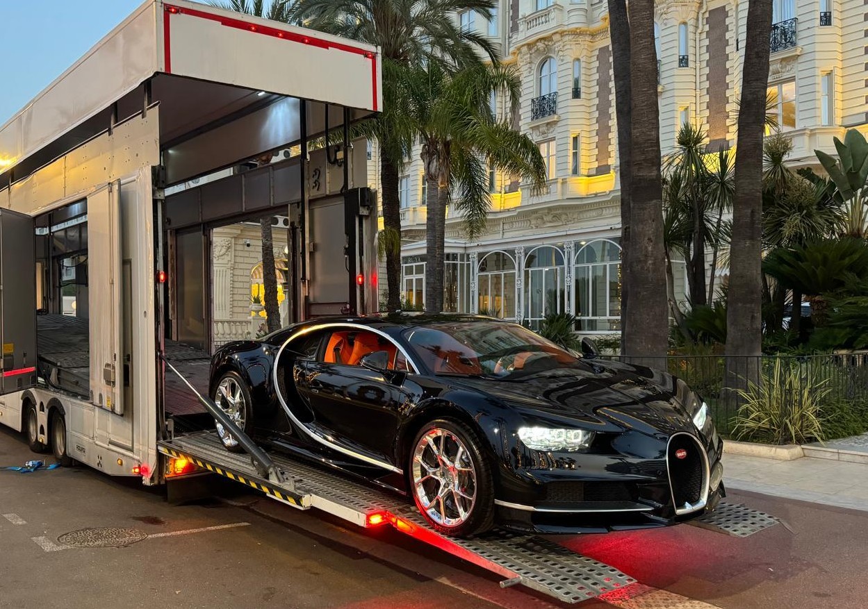 Bugatti Chiron chargée sur la rampe d'un camion fermé lors d'un enlèvement porte à porte