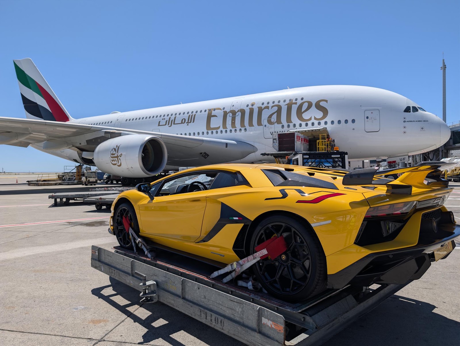 Lamborghini Aventador SVJ sur palette avion devant un Airbus A380 Emirates