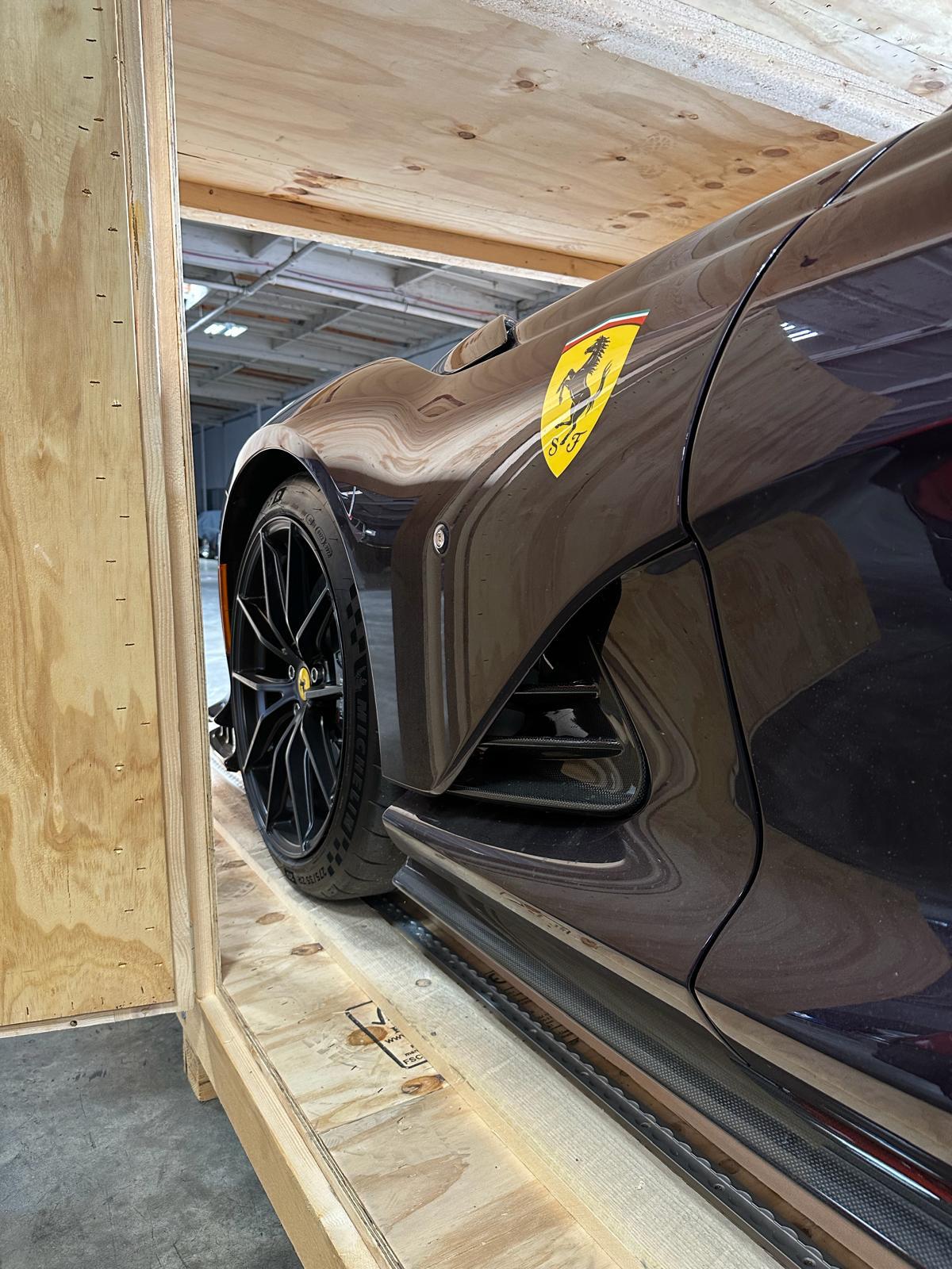 Ferrari placée en caisse bois avant un transport en fret aérien