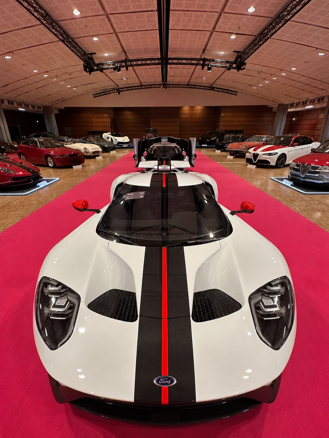 Ford GT présentée en salle de vente aux enchères, contexte de détermination de la valeur en douane