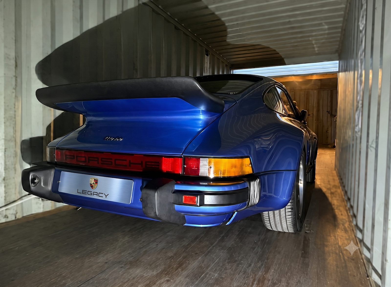 Porsche 911 Turbo arrimée à l'intérieur d'un conteneur maritime avant expédition