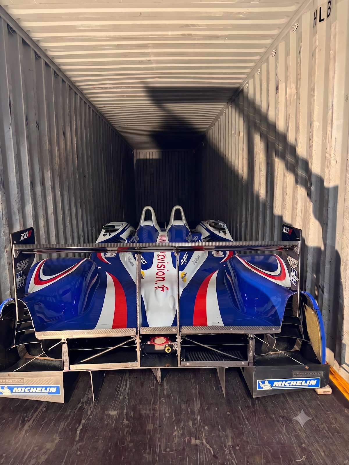 Prototype de course empoté et calé dans un conteneur maritime