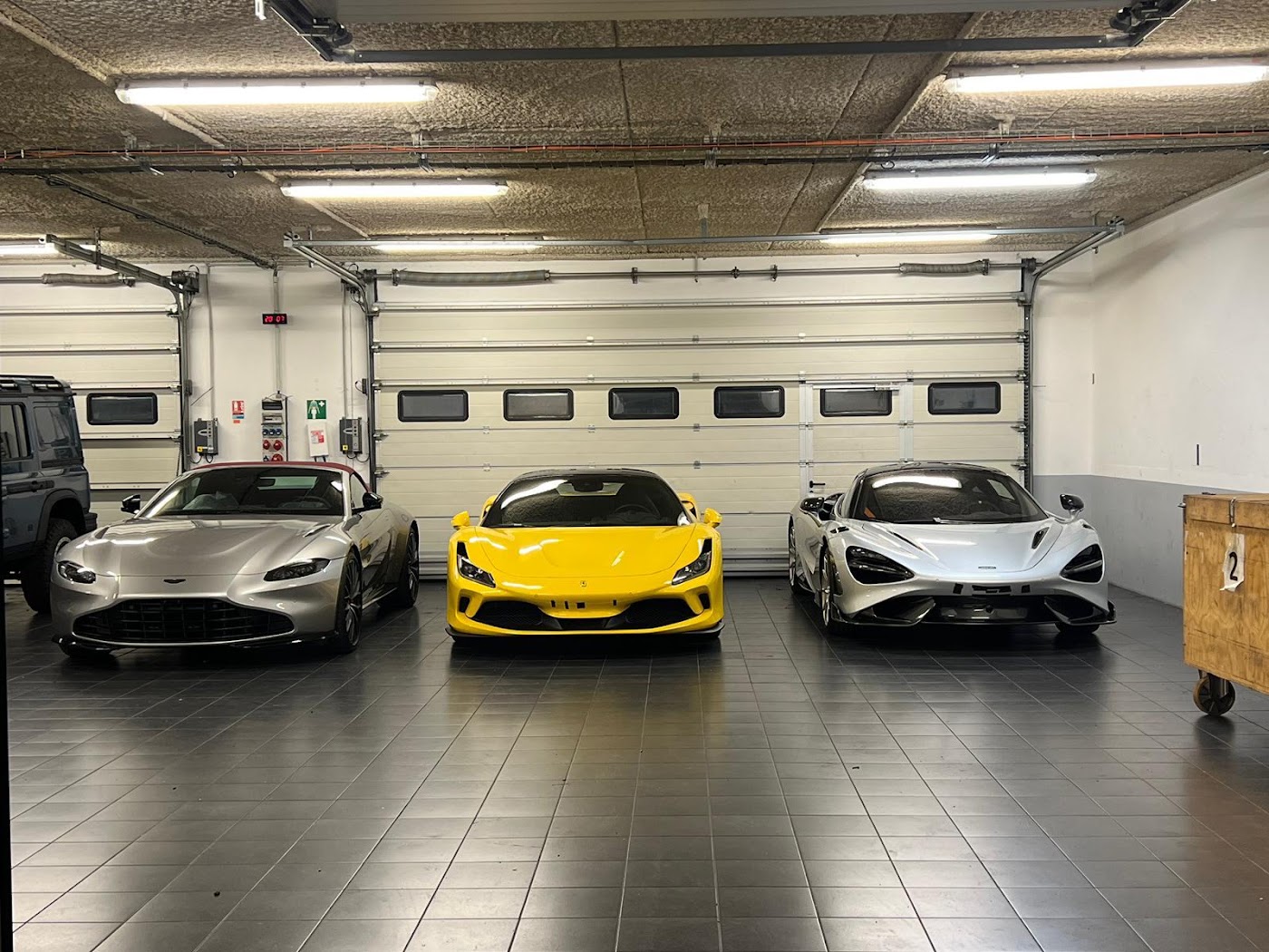 Aston Martin, Ferrari et McLaren gardées dans un local fermé à accès restreint