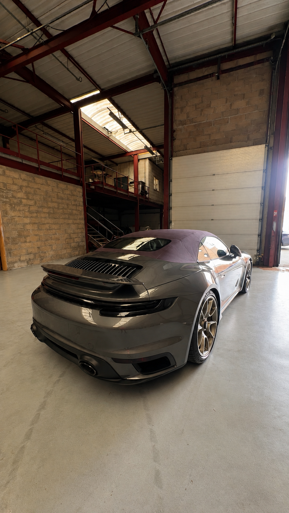 Porsche 911 Turbo entreposée dans le dépôt sécurisé Carshipment en région parisienne