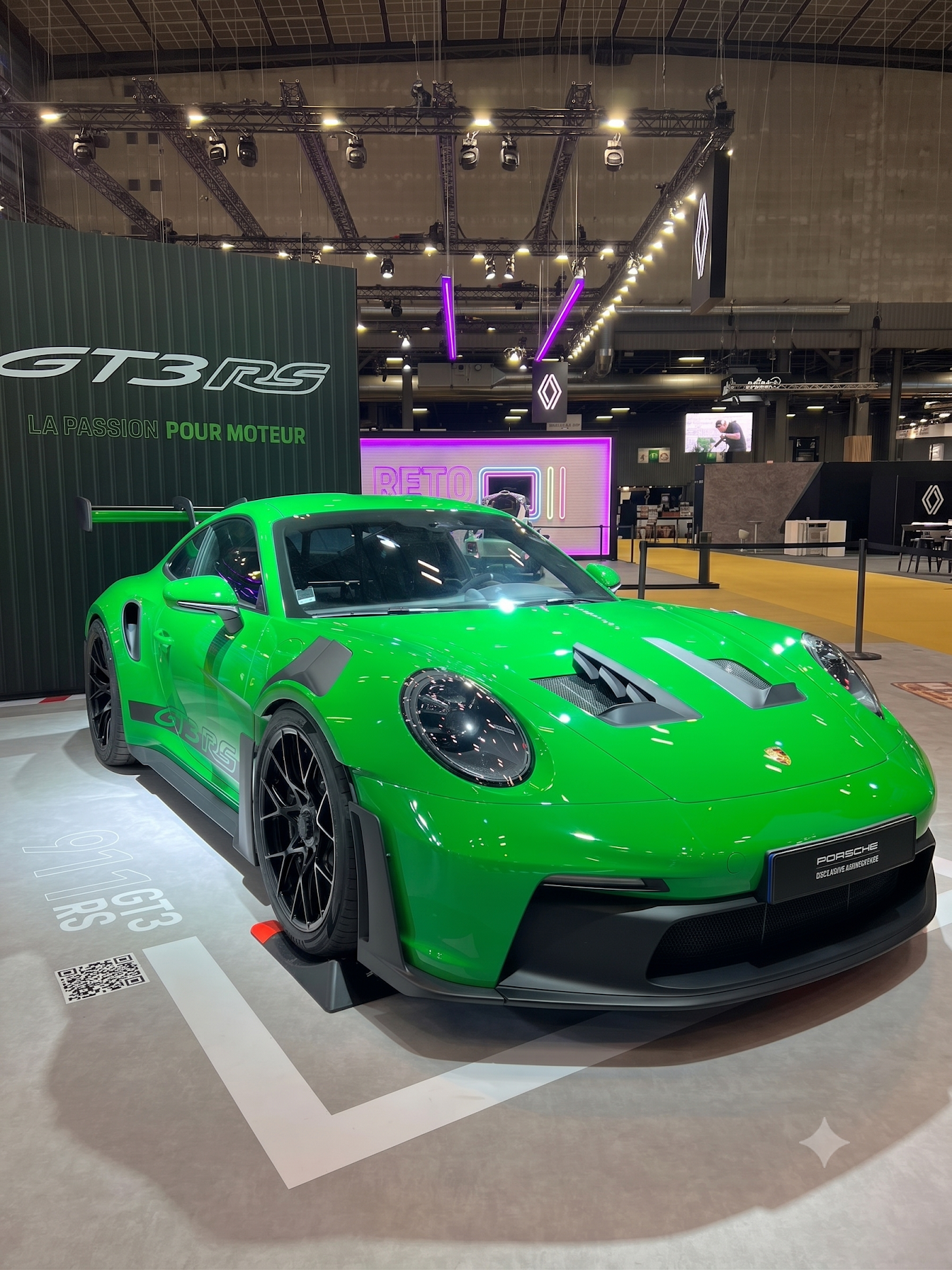 Porsche 911 GT3 RS exposée sur un stand lors d'un salon automobile