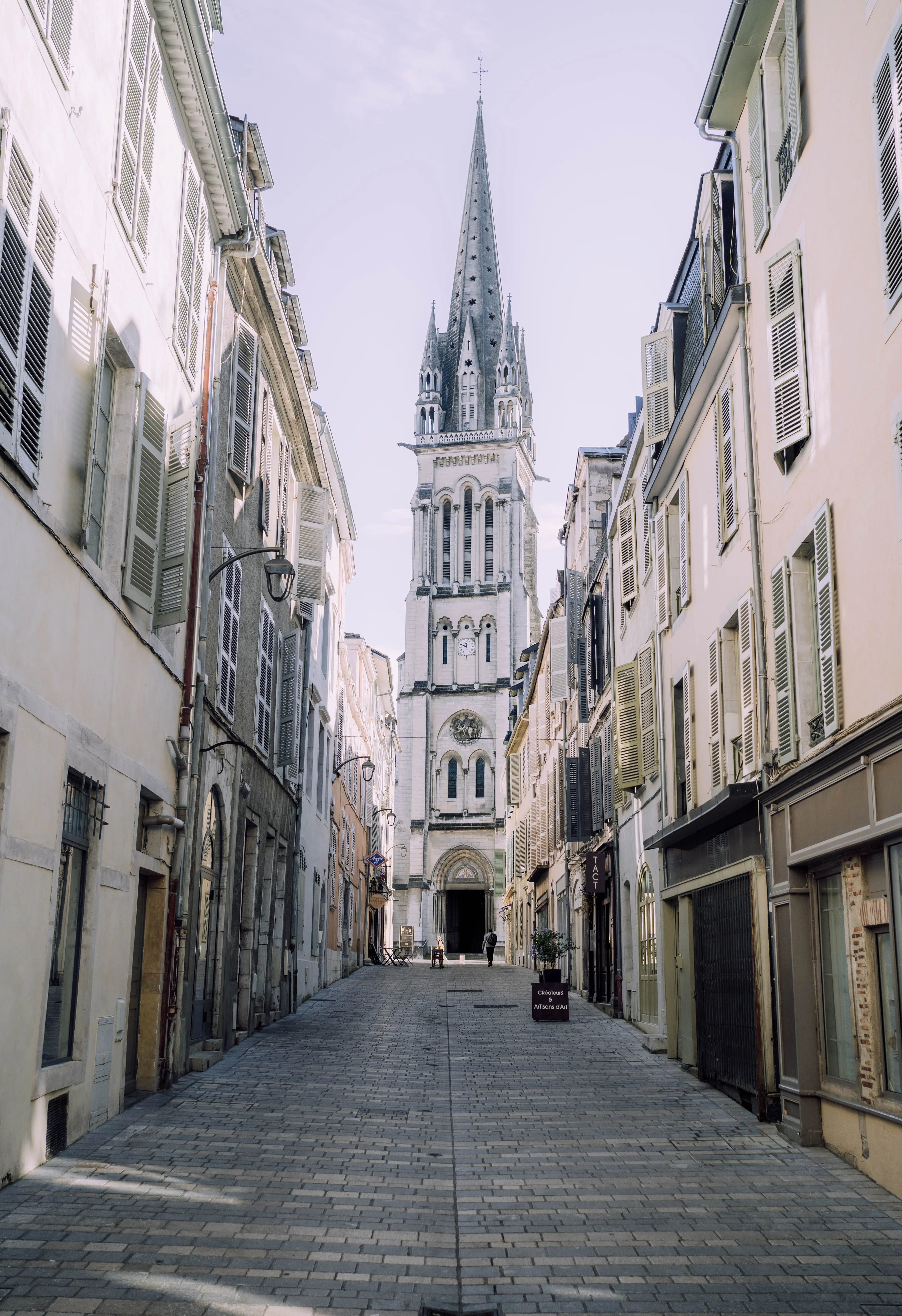 Rue pavée du centre historique de Pau menant à l'église Saint-Martin
