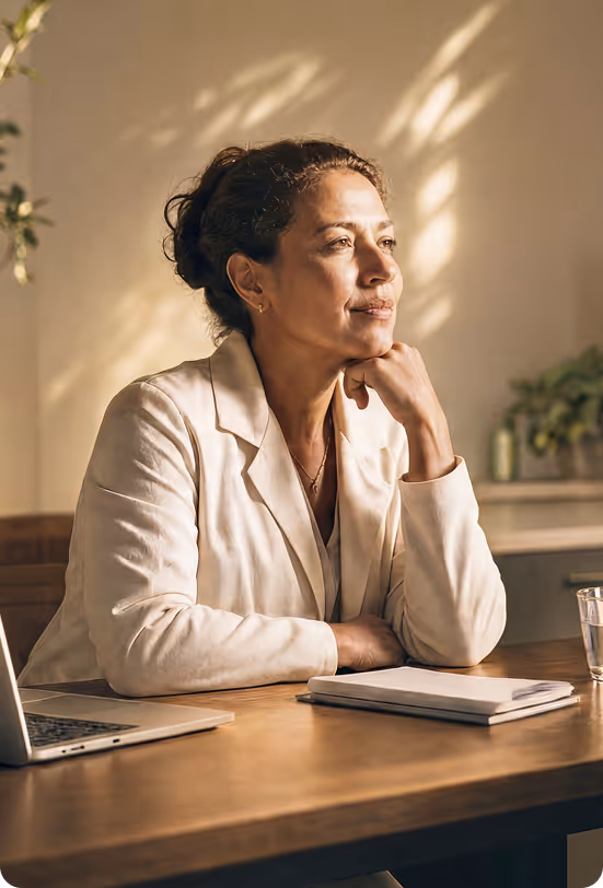 Médica atendendo paciente em consultório médico