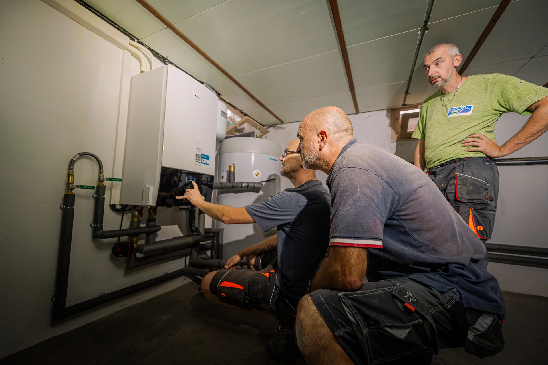 Techniciens du réseau SATEP réglant une pompe à chaleur Daikin