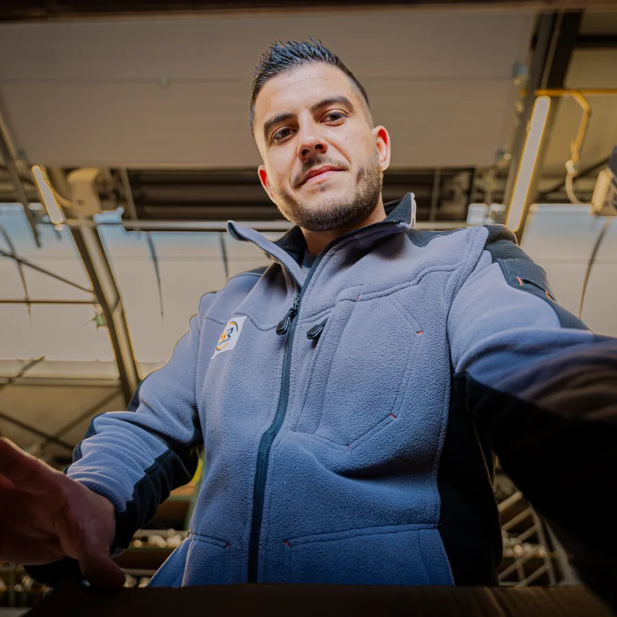 Technicien de SR Stroh, société du réseau SATEP, souriant dans l’entrepôt