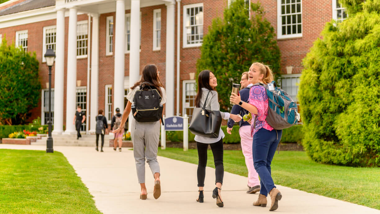 Un groupe d'&eacute;tudiants de la Stony Brook School (NY) marchant sur le campus et regardant la cam&eacute;ra.