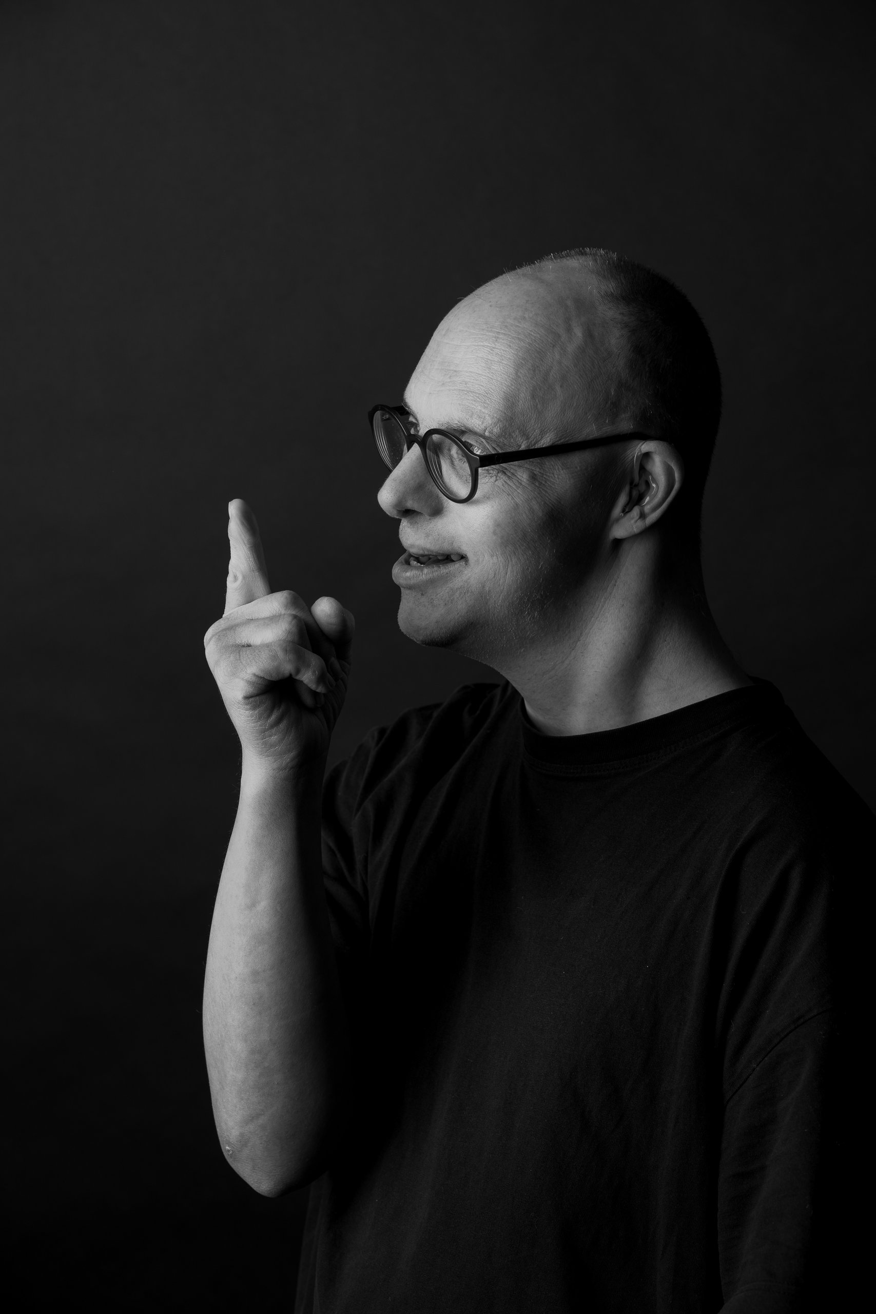 Willem in profile, raising a finger as if telling a story