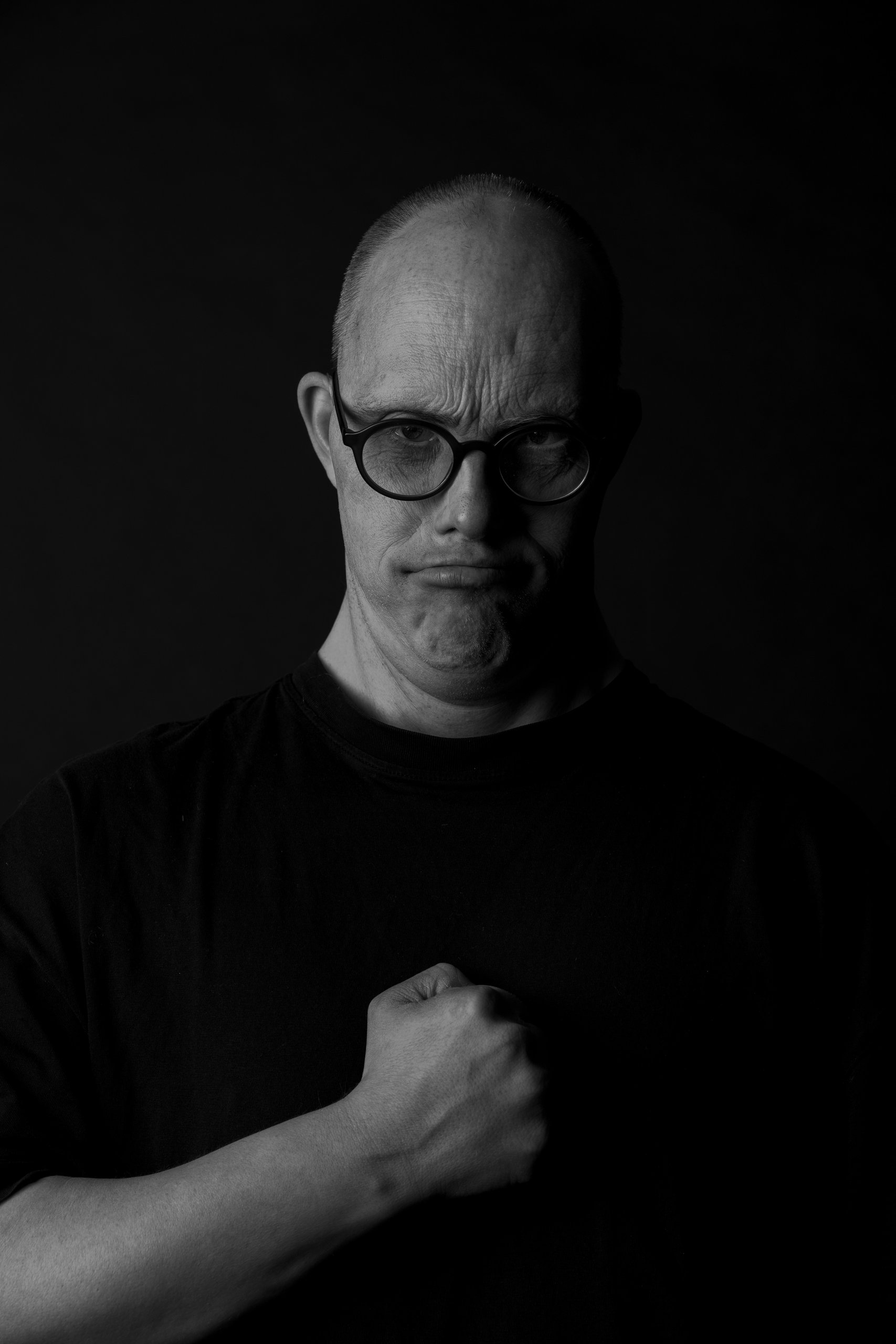 Willem with a determined look, fist held against his chest