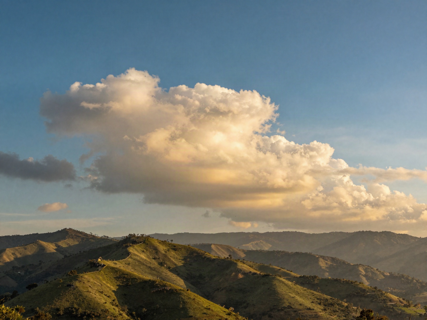 Cielo limpio sobre las montañas verdes del Huila