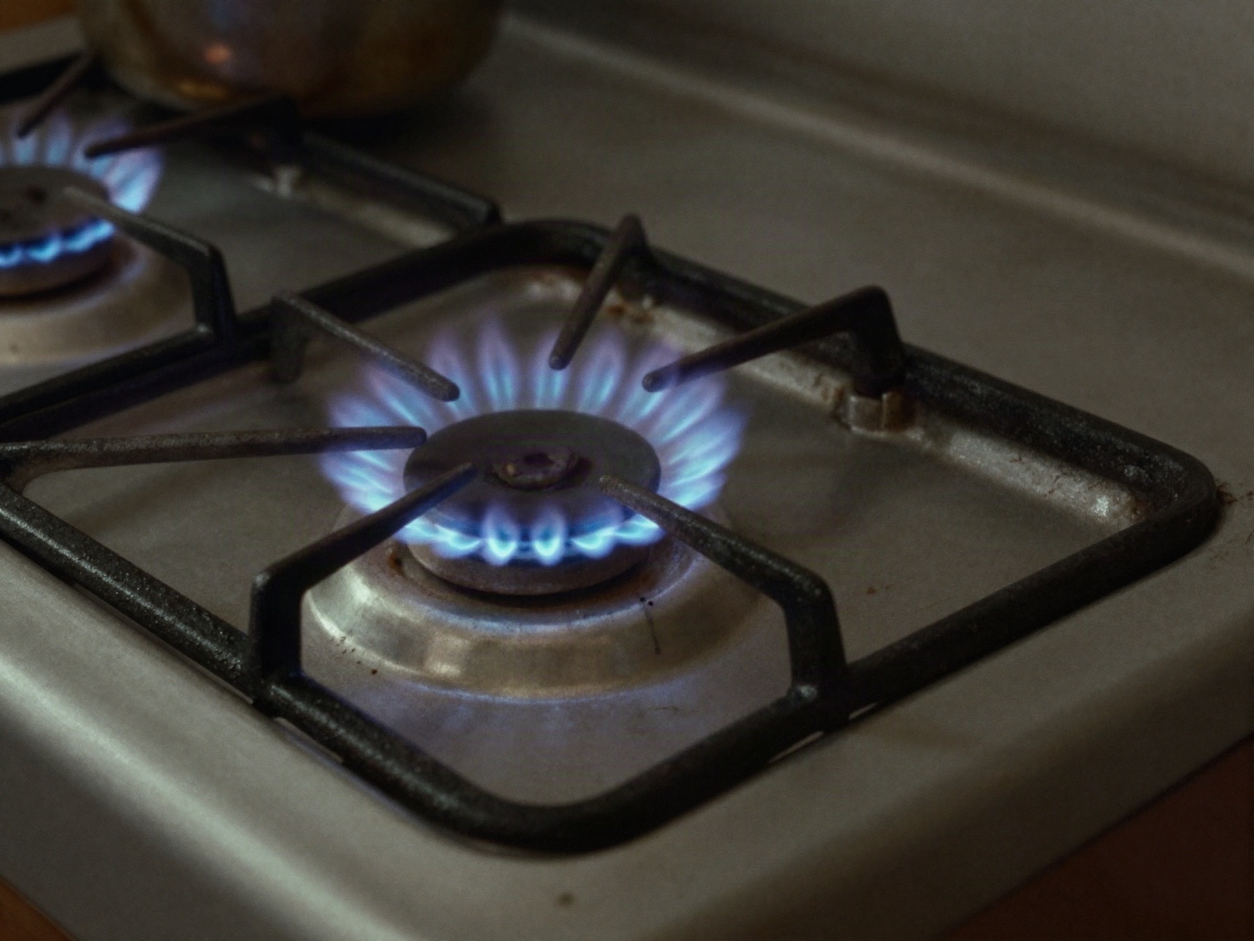 Estufa de gas domiciliaria encendida con llama azul