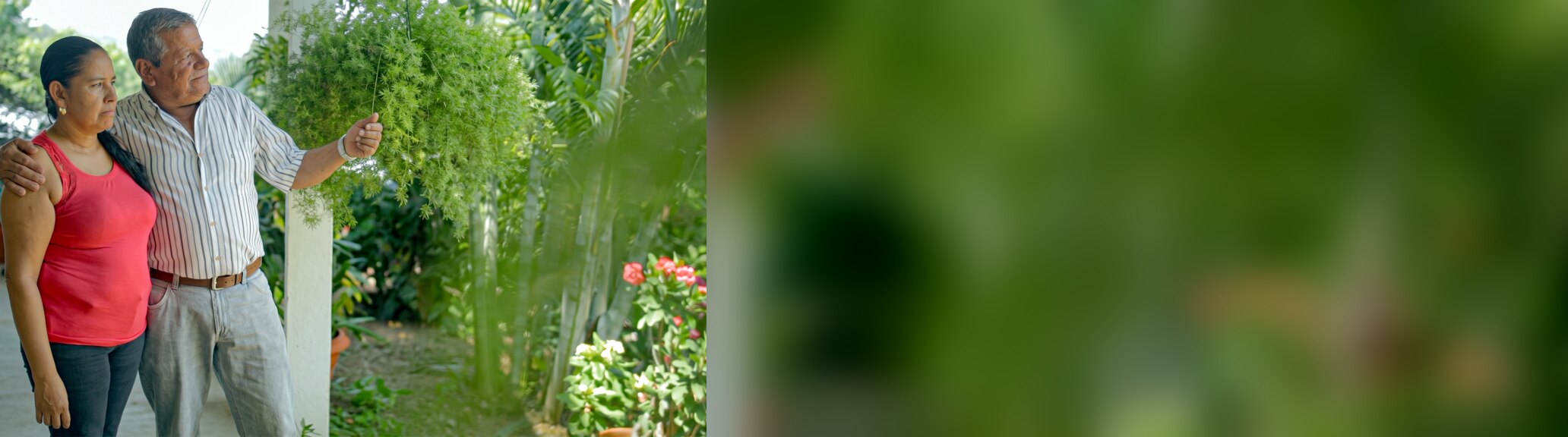 Pareja usuaria de Surgas en la terraza de su casa