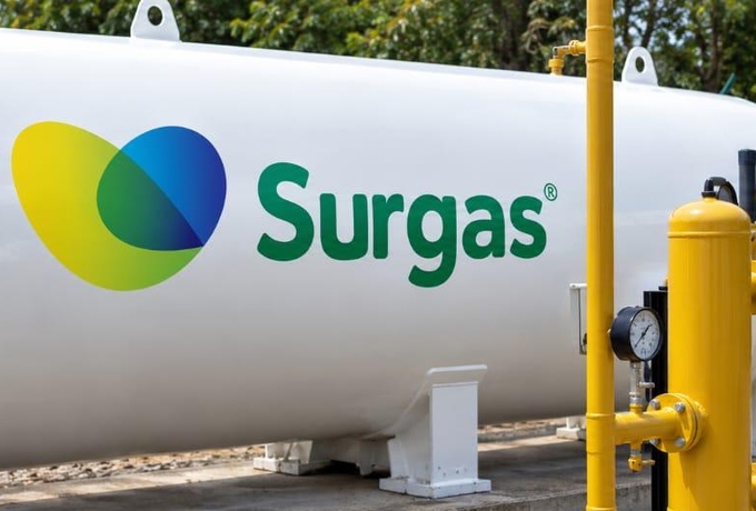 Tanque de GLP con el logotipo de Surgas y tubería amarilla