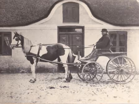 Kroejer og hestehandler Jens Rask fotograferet foran Aars Kro, Himmerlandsgade 33, i 1890'erne