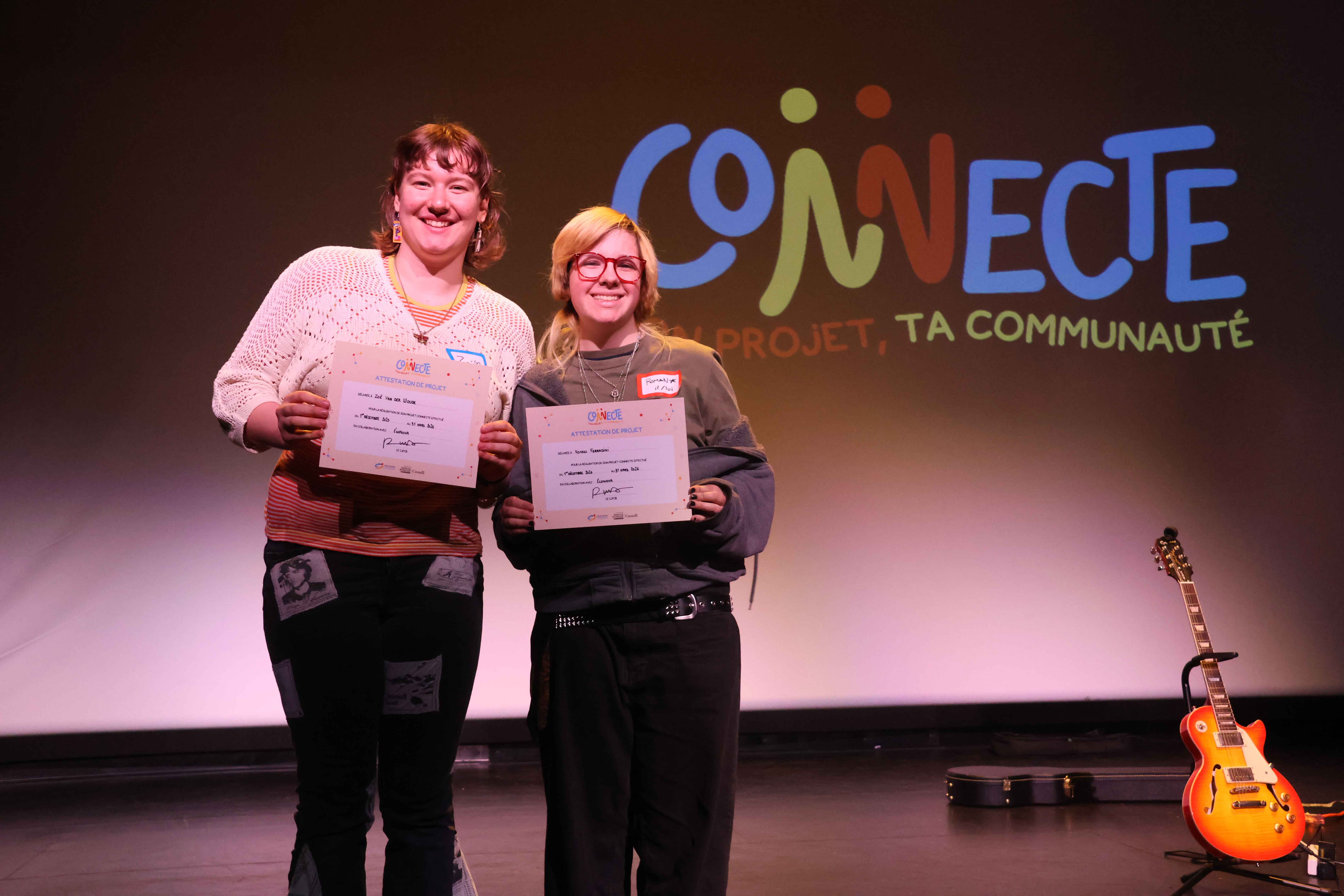 Photo de jeunes recevant leur attestation Connecte