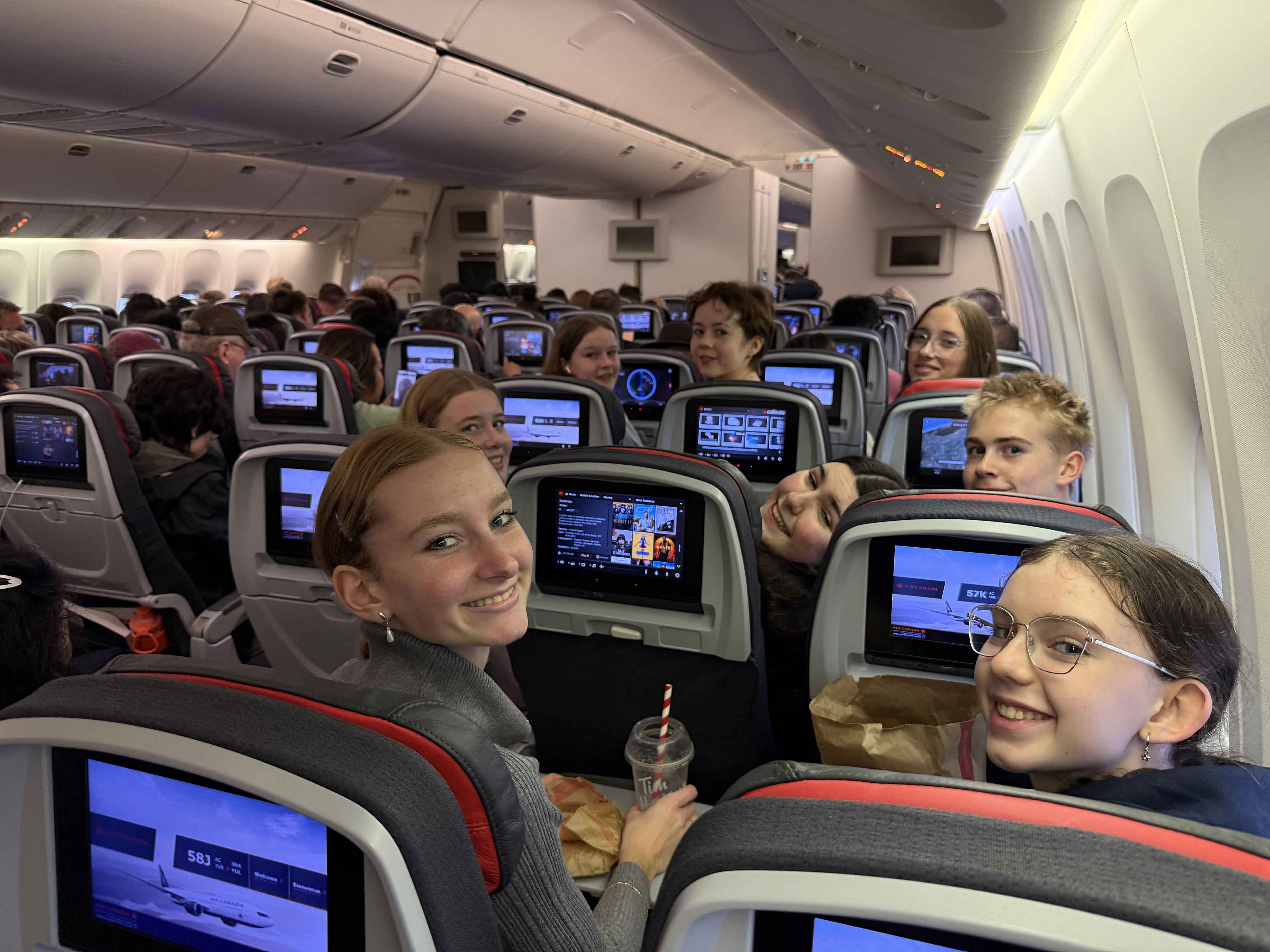 Jeunes dans l'avion pour le programme d'échange