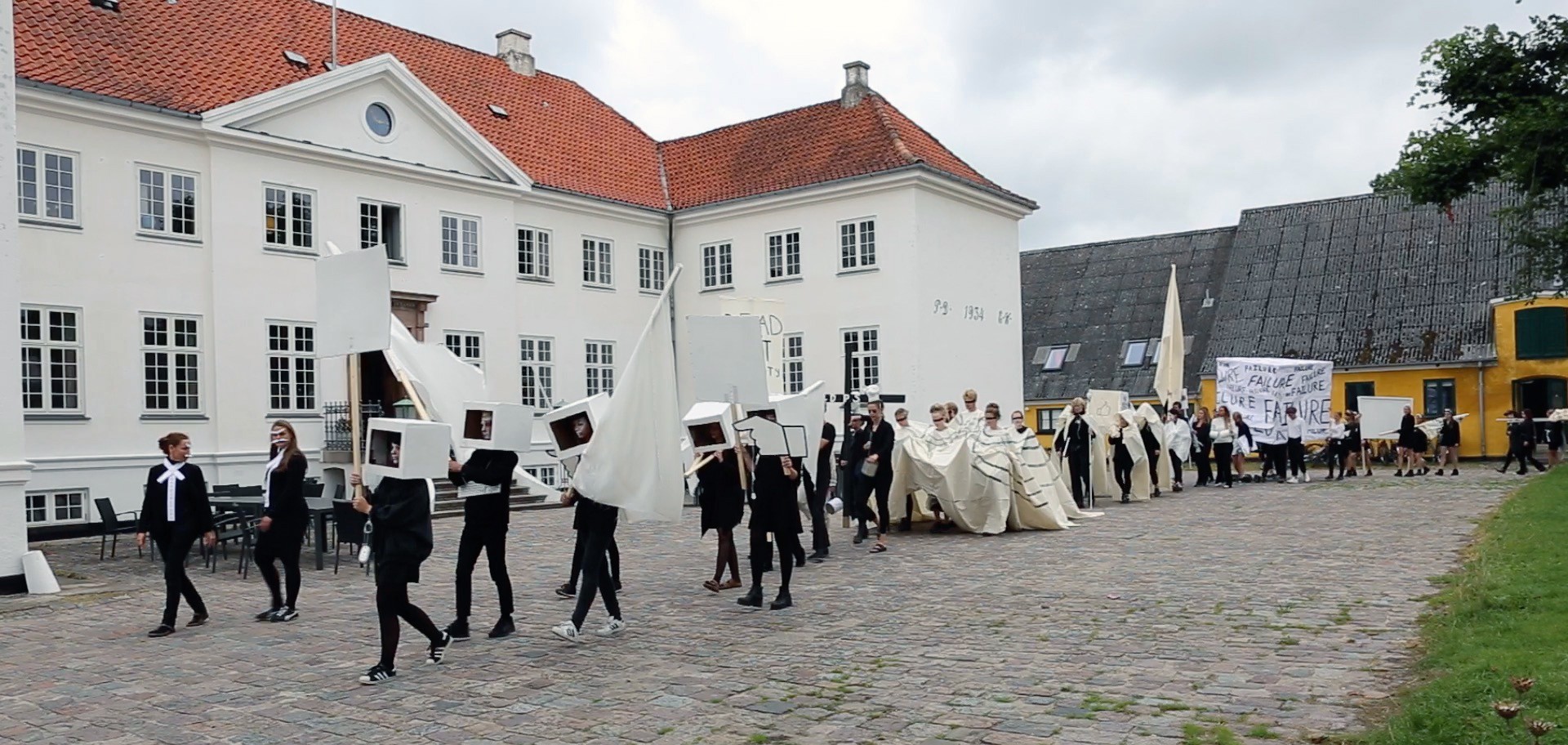 Performativt introprojekt om identitet, gruppementalitet og det at indtage et nyt sted